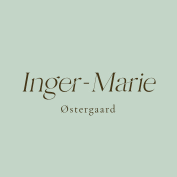 
                Flot og simpelt bordkort til brudeparret der skal fejre deres store dag på Orangeriet. Til designet kommer også matchende elementer i form af velkomstskilt, salmehæfte, bordoversigt, menukort, invitation, drinkskort, takkekort mm. således I kan skabe en rød tråd for dagen.                